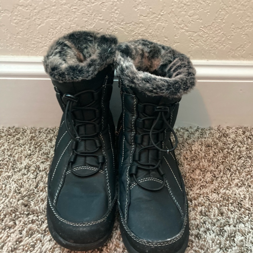 Black fur snow boots